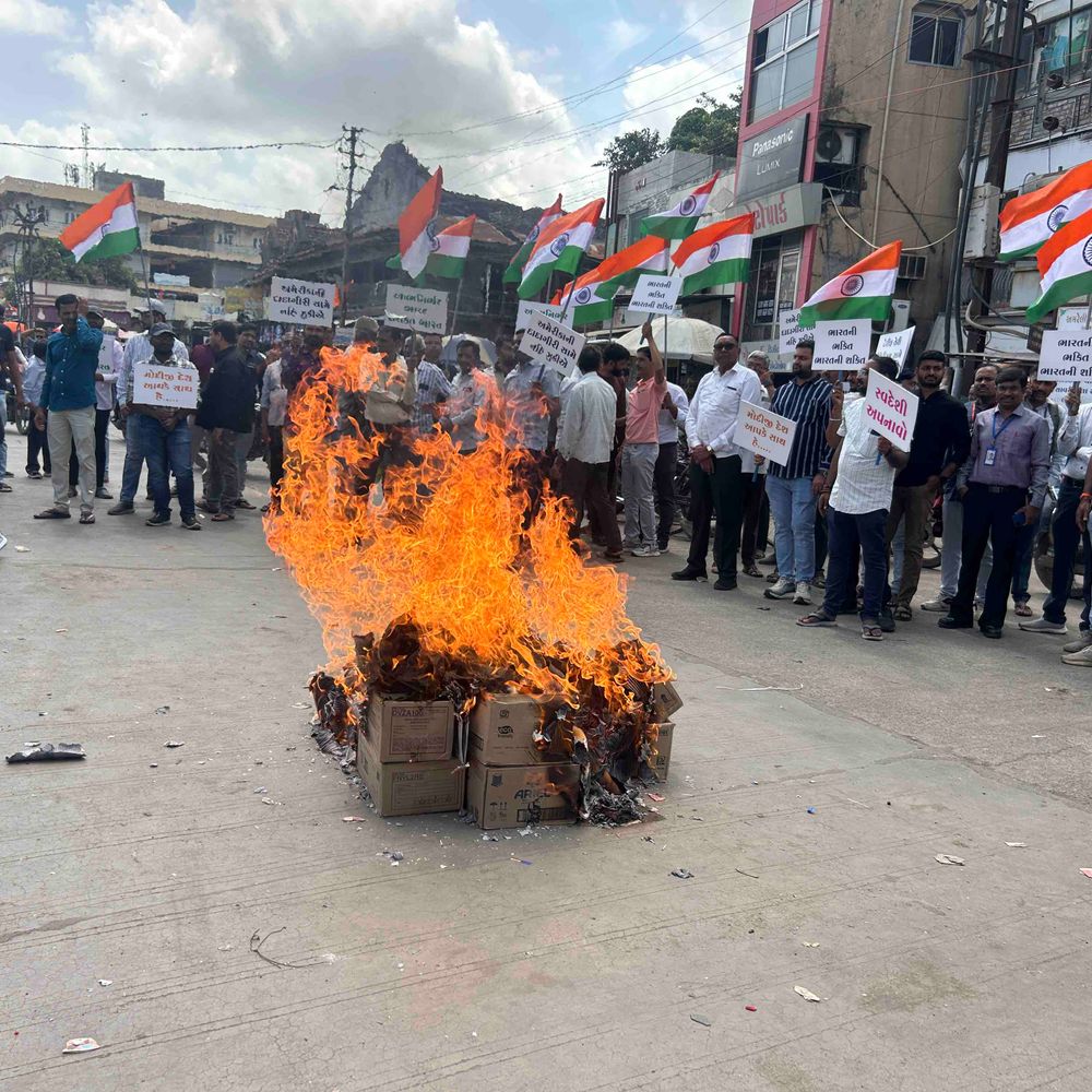 ટ્રમ્પના ટેરિફ સામે અમરેલીમાં વિરોધ: અમેરિકન ઉત્પાદનોની જાહેરમાં હોળી.