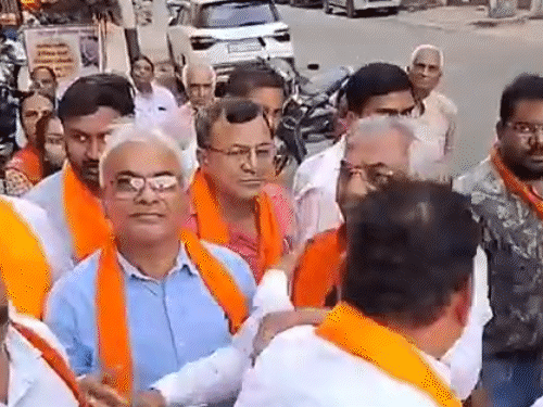 નિકોલમાં ભાજપના MLA-કોર્પોરેટરનો ઉધડો: લોકોના સ્મશાન, ફોનના પ્રશ્નોથી નેતાઓ ઘેરાયા, કોર્પોરેટર બળદેવ પટેલે કહ્યું "લોકો તો બોલ્યા કરે!".