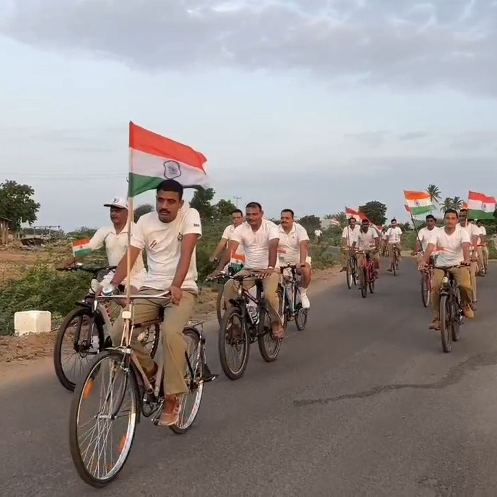 હર ઘર તિરંગા: ભુજમાં BSFની 10 KM સાયકલ રેલી, તિરંગો વાડી-ખેતર સુધી પહોંચ્યો.
