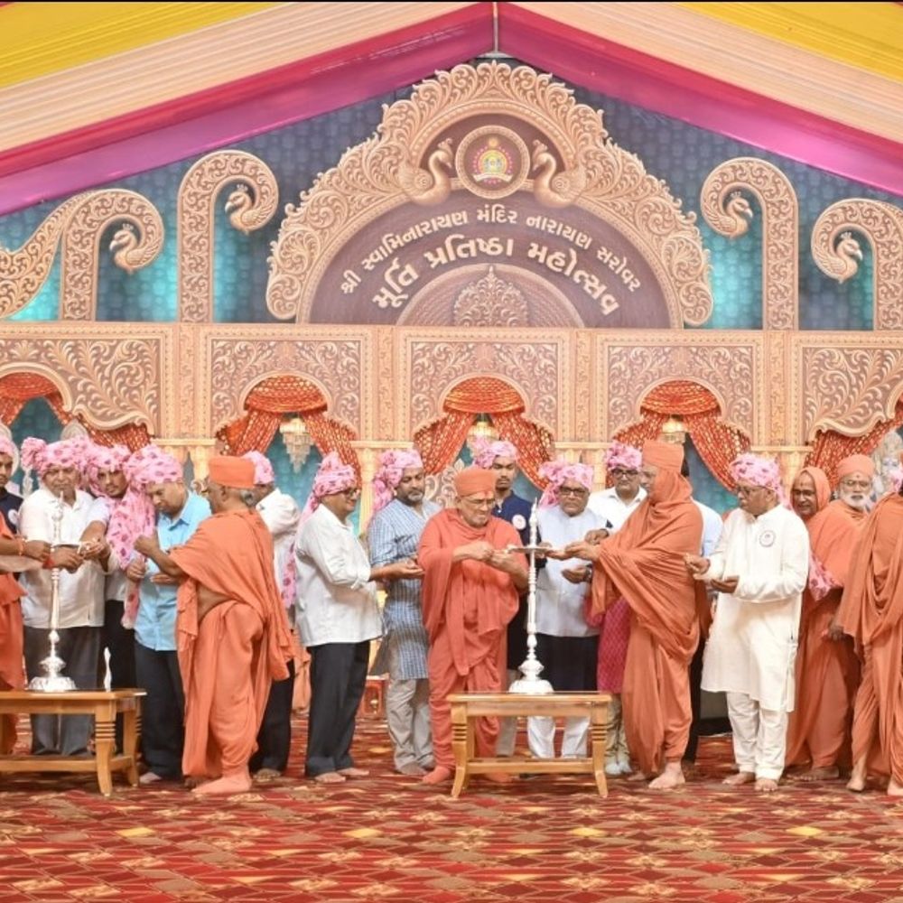 નારાયણ સરોવરમાં મૂર્તિ પ્રતિષ્ઠા મહોત્સવની શરૂઆત: સંતો અને હરિભક્તોની હાજરીમાં પોથી યાત્રા સાથે કાર્યક્રમ શરૂ.