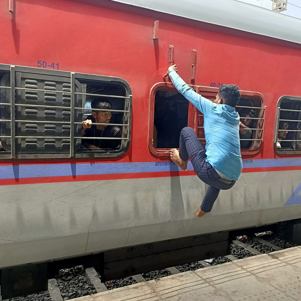 જીવના જોખમે મુસાફરી.