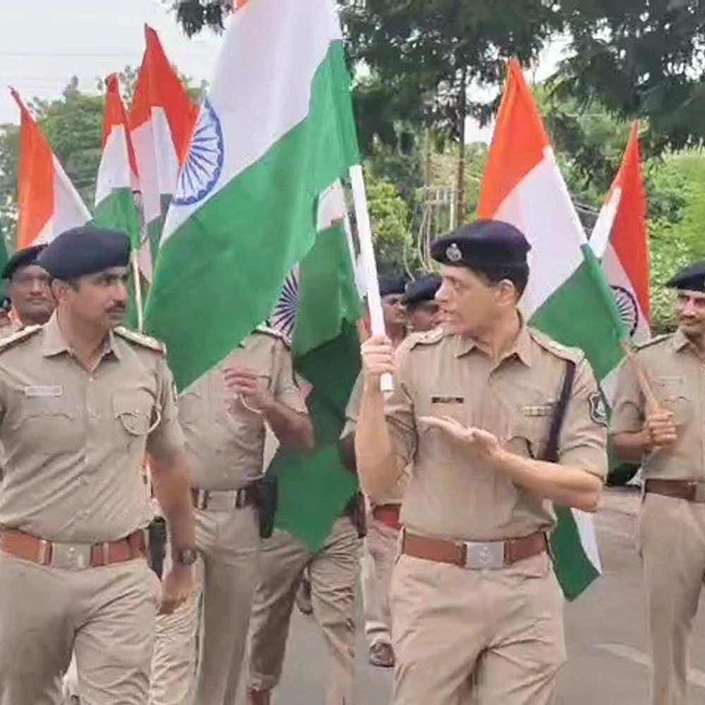 છોટા ઉદેપુર પોલીસની 'હર ઘર તિરંગા' અભિયાન અંતર્ગત દેશભક્તિ ગીતો સાથે તિરંગા યાત્રા.