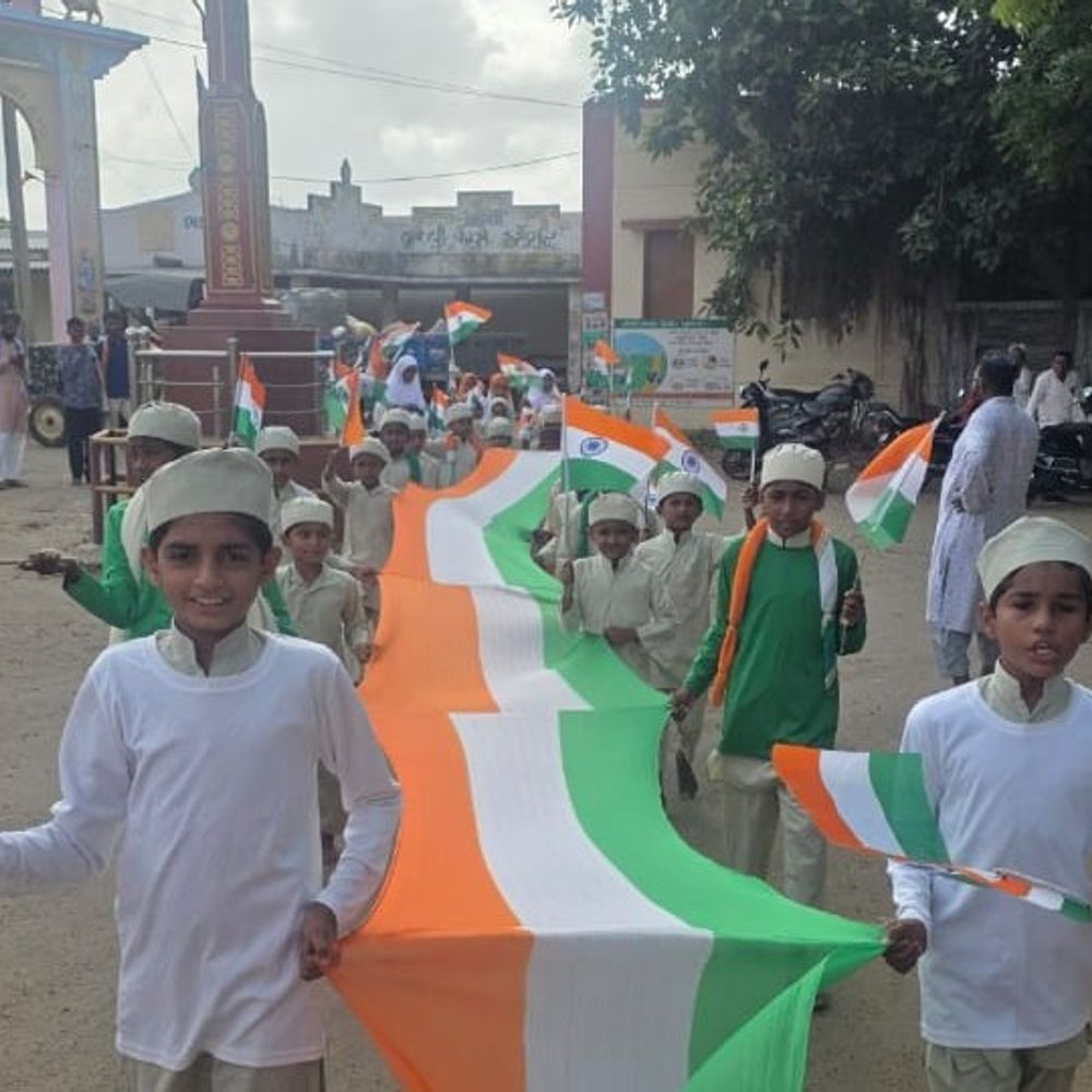 નખત્રાણાના ભડલીમાં ‘હર ઘર તિરંગા’ અભિયાન: મદરેસાના વિદ્યાર્થીઓની 50 ફૂટ લાંબા તિરંગા સાથે અનોખી યાત્રા.