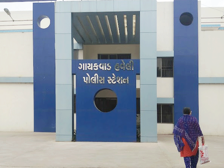 અંગત ફોટા મોકલી સગાઈ તોડાવી: પૂર્વ પતિની કરતૂત, પહેલી પત્ની-બાળકોની જાણ થતા યુવતીએ લીધા હતા છૂટાછેડા.
