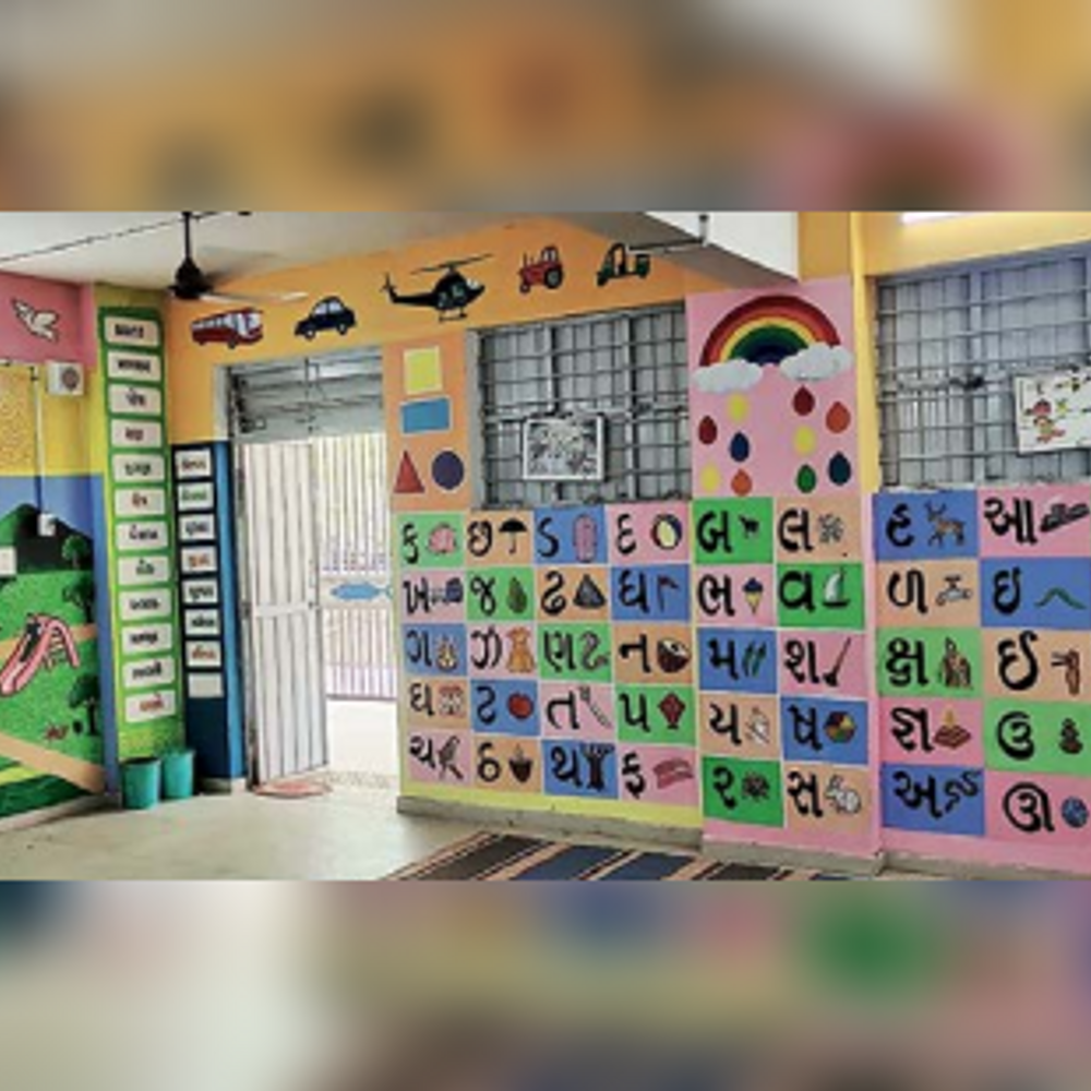 સરકારી શાળામાં દીવાલો શિક્ષણના પાઠ ભણાવે છે, અભ્યાસક્રમ ભીંત પર ચીતરાવ્યો.