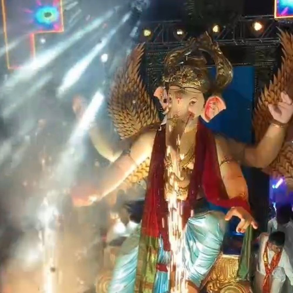 પારનેરામાં ગણેશજીનું આગમન: લીમડા ચોકમાં આતશબાજીથી સ્વાગત, Valsad SP અને MPની હાજરી.