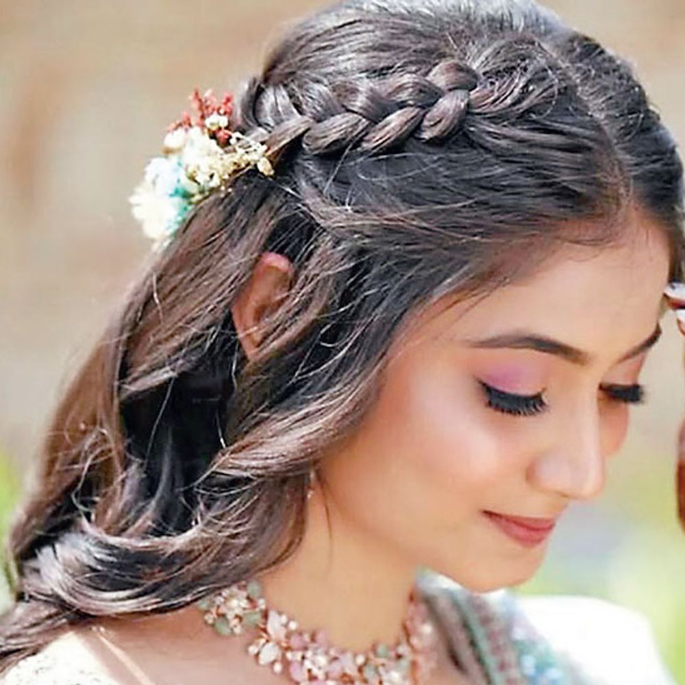 બ્યૂટી: મોડર્ન-ટ્રેડિશનલ હેર લુક ટ્રાય કરો, તહેવારો માટે સાડી સાથે ટ્રેન્ડી અને એલીગન્ટ દેખાવા હેરસ્ટાઇલના આઈડિયા.