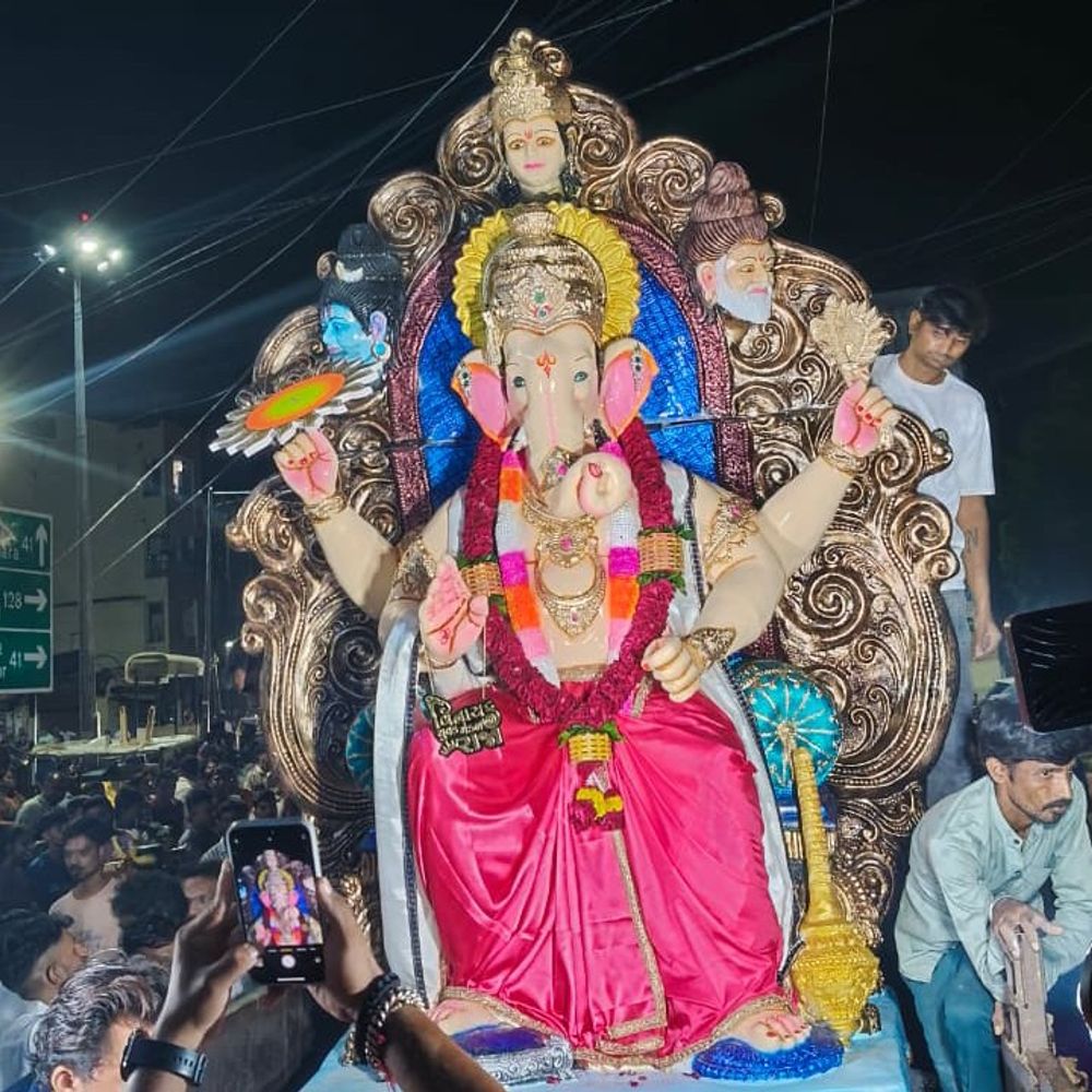 લુણાવાડામાં ગણેશજીનું આગમન: વિનાયક યુવક મંડળ દ્વારા DJ અને આતશબાજી સાથે ભવ્ય શોભાયાત્રાનું આયોજન.
