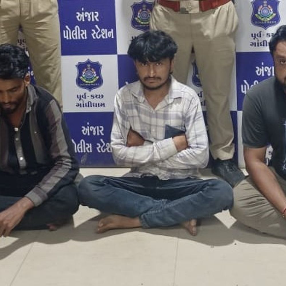 અંજારમાં સ્પા સેન્ટરમાં દેહવ્યાપાર ઝડપાયો: ધ-લક્ષ સ્પા સેન્ટરના સંચાલકો સહિત ચાર આરોપીની ધરપકડ અને મુદ્દામાલ જપ્ત.