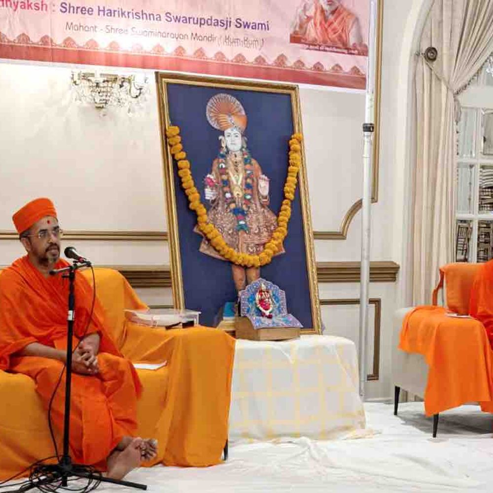 કુમકુમ મંદિરના સંતોનો કેનેડામાં સત્સંગ: ટોરંટોમાં હરિભક્તોએ મોટી સંખ્યામાં લાભ લીધો, સંતોએ ભક્તિનું મહત્વ સમજાવ્યું.