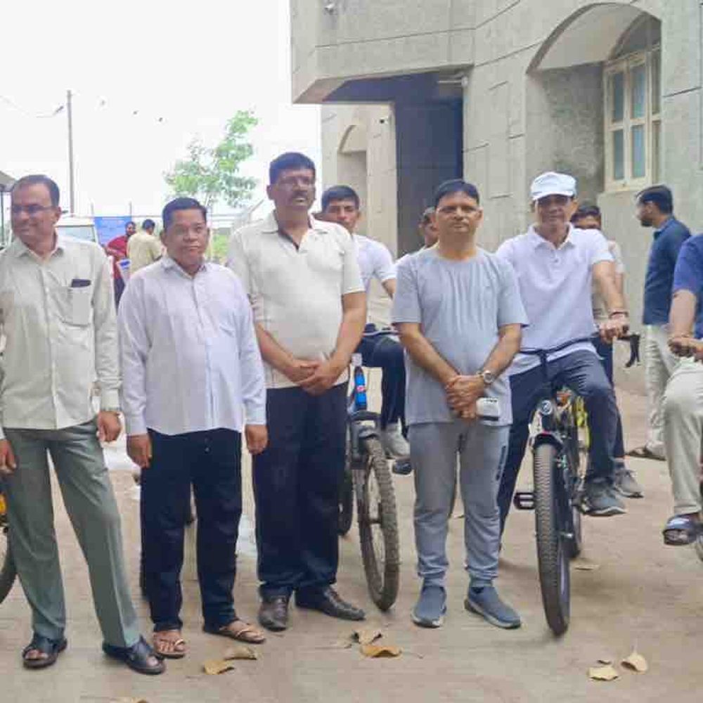 સાવરકુંડલામાં રાષ્ટ્રીય રમતગમત દિવસની ઉજવણી: 'ફિટનેસ કા ડોઝ આધા ઘંટા રોજ' સૂત્ર સાથે સાયકલ રેલી યોજાઈ.