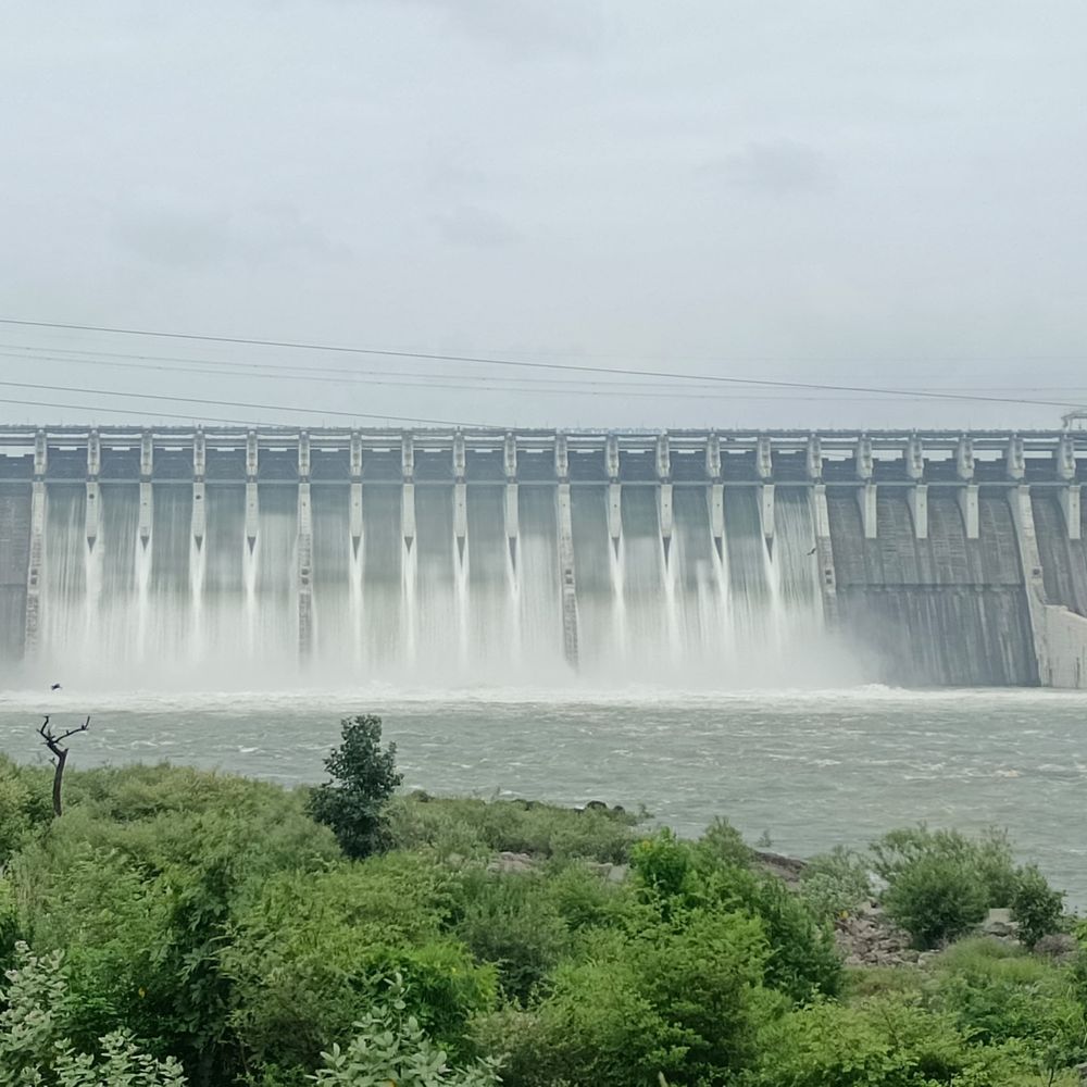 નર્મદા ડેમ 94% ભરાયો, 15 દરવાજા ખોલાયા: સપાટી 136.76 મીટર, 27 ગામોને એલર્ટ.