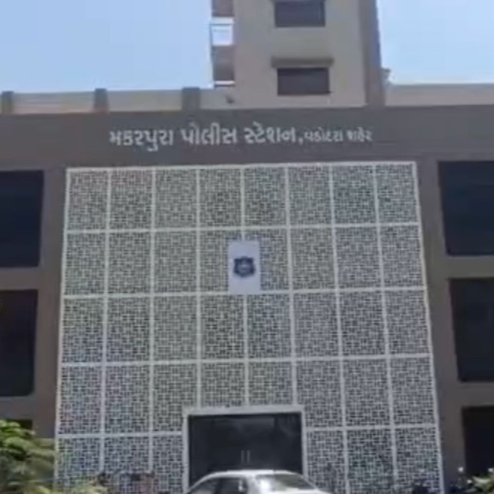 વડોદરા: ટુ-વ્હીલર પર જતી મહિલાની સોનાની બુટ્ટીની લૂંટ, પોલીસે તપાસ શરૂ કરી.
