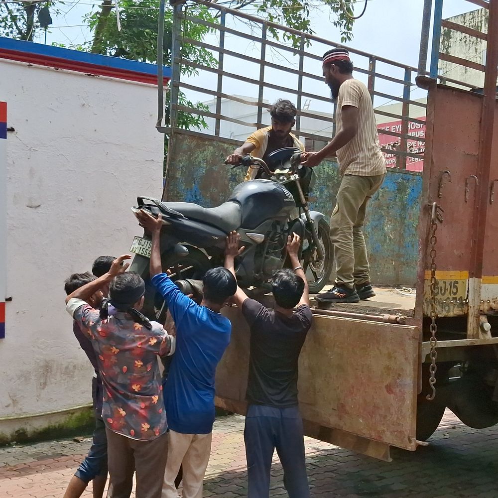 વલસાડ રૂરલ પોલીસ દ્વારા 51 જપ્ત બાઇકની હરાજી, 3.90 લાખમાં વાપીના વેપારીનો કબજો.