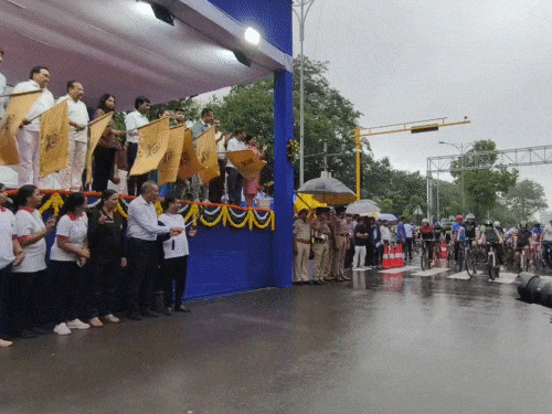 સુરતમાં 'સન્ડે ઓન સાયકલ': 1500થી વધુ સાયક્લિસ્ટોએ 13 કિમીની સાયકલ યાત્રા કરી, CR Patilએ flag off કર્યું.