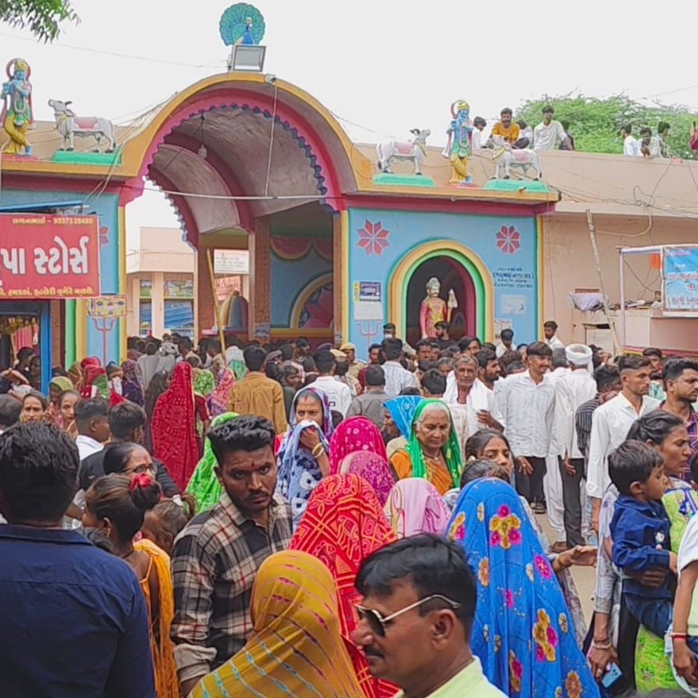 રવેચી માતાજીના મેળામાં ભક્તોની ભીડ: કચ્છ-સૌરાષ્ટ્ર અને અન્ય રાજ્યોમાંથી શ્રદ્ધાળુઓ, સંતવાણી અને Entertainment કાર્યક્રમો યોજાયા.