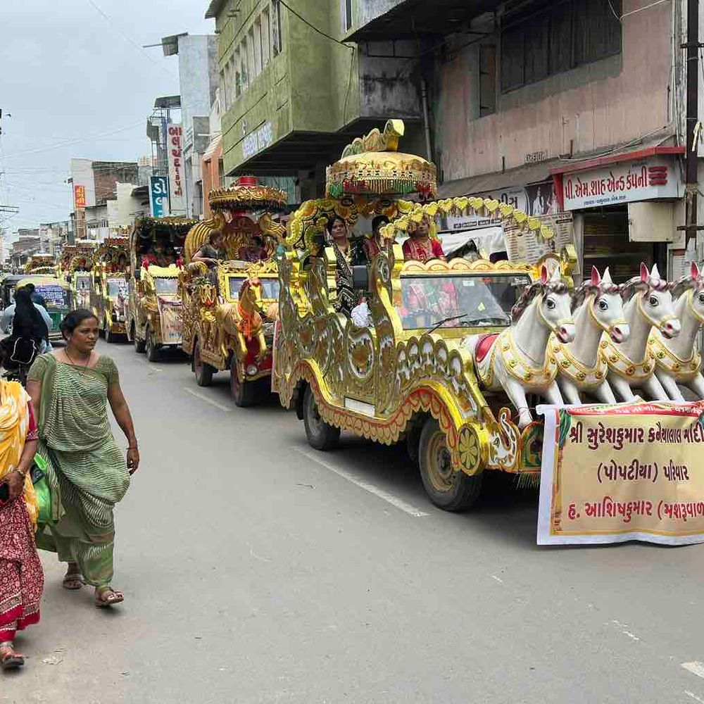 પાટણ મોઢ મોદી સમાજનો ગરબા મહોત્સવ: કંકોત્રી વિતરણ માટે SHOWYATRA.