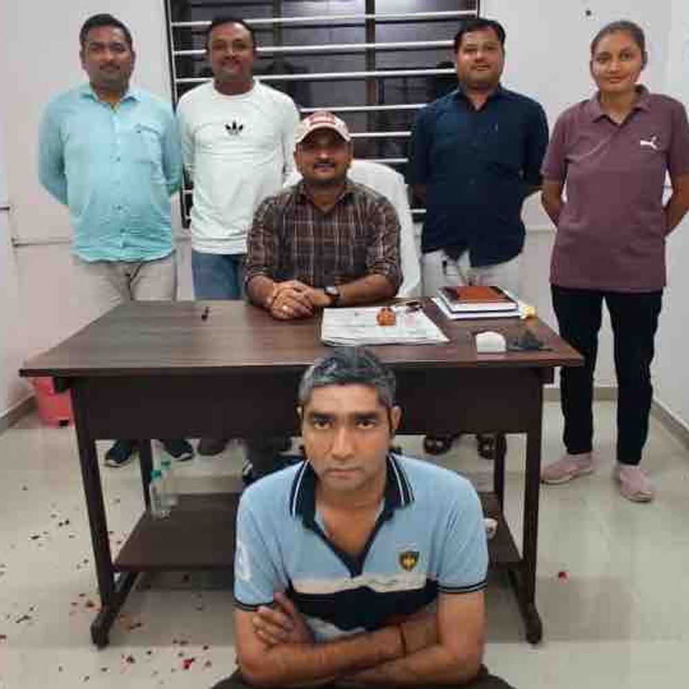 દારૂ હેરાફેરી કેસમાં ત્રણ મહિનાથી ફરાર આરોપીને અમરેલી પેરોલ ફર્લો સ્કોડે વડીયા નજીકથી ઝડપી પાડ્યો.