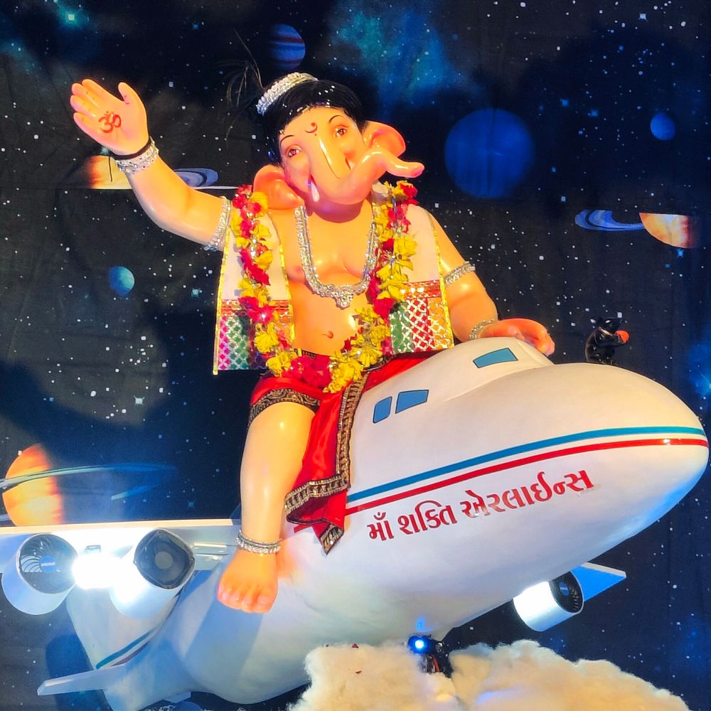 ગોધરામાં ગણેશ મહોત્સવની ઉજવણી: મા શક્તિ દે ગ્રુપ દ્વારા નિઃશુલ્ક પ્રસાદી અને વિસર્જન યાત્રામાં પૌવા-બટાકાની વ્યવસ્થા.