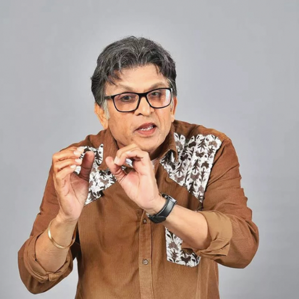બ્લેક એન્ડ વ્હાઇટ: ઓપન સિક્રેટ! : ભ્રષ્ટાચારથી ખદબદતો સમાજ અને ફિલ્મ ઇન્ડસ્ટ્રીનું પ્રતિબિંબ દર્શાવતું વિશ્લેષણ.