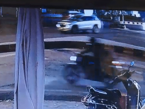 પીધેલા કારચાલકે મહિલાની કારને ટક્કર મારી, CCTV: શ્યામલ ચાર રસ્તા પાસે અકસ્માત, કોઈ જાનહાનિ નહીં.