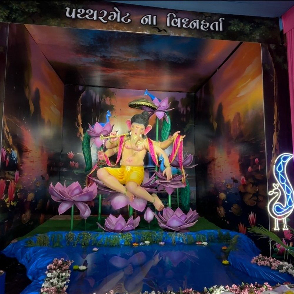 પથ્થર ગેટ યુવક મંડળની 54 વર્ષની પરંપરા: પર્યાવરણ જાગૃતિ અને મોરની રક્ષા પર આધારિત ગણપતિ સ્થાપના.
