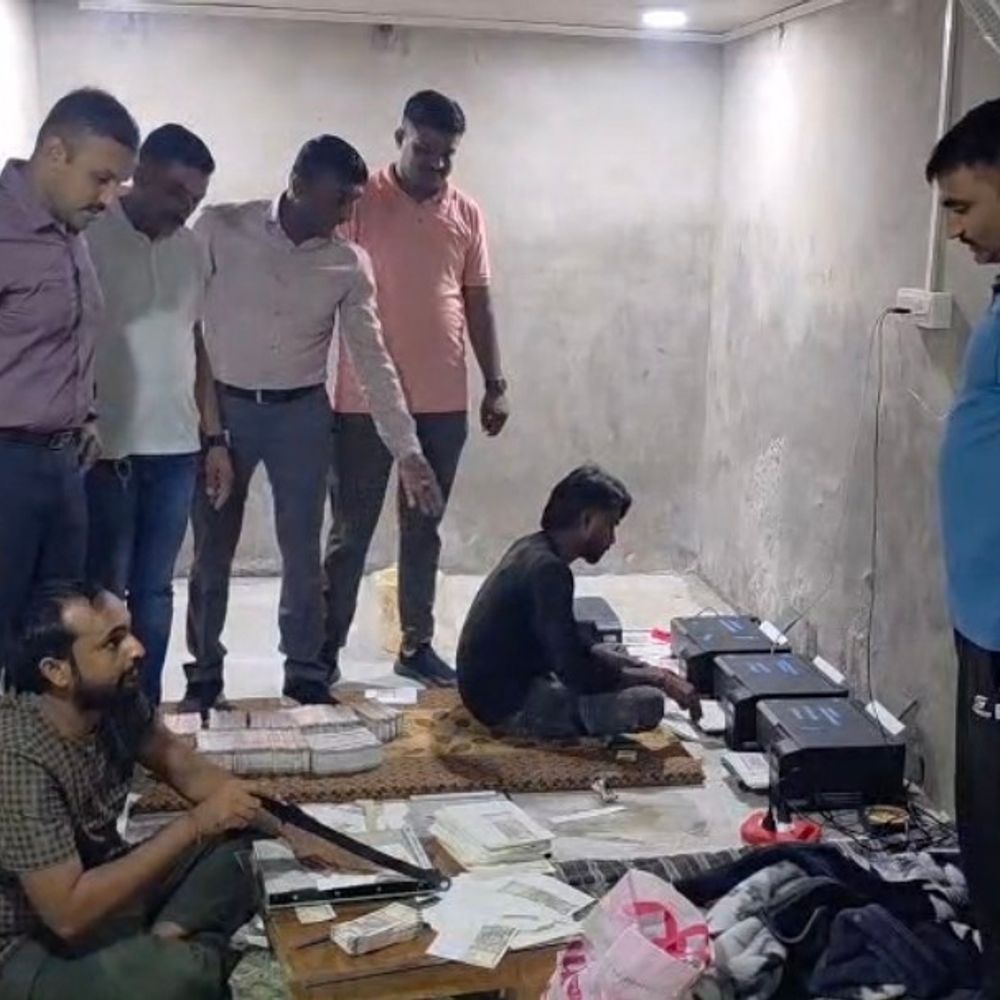બનાસકાંઠા: નકલી નોટોનું રેકેટ ઝડપાયું, બે આરોપી પકડાયા, ₹40 લાખની નકલી નોટો જપ્ત.