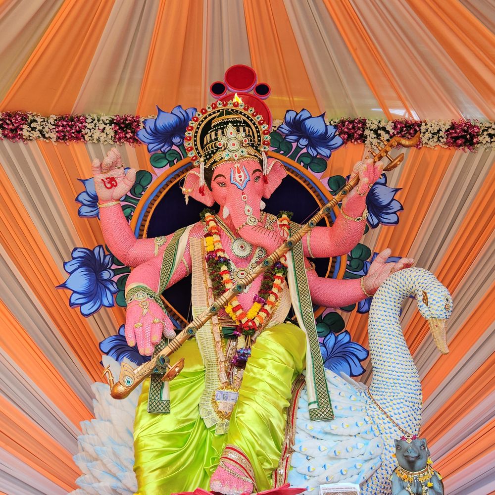 અમલસાડમાં ડાયમંડના ગણેશ: હીરા ઉદ્યોગની મંદી દૂર કરવા સિન્થેટિક પિંક ડાયમંડથી મૂર્તિ બનાવી બાપ્પાને પ્રાર્થના.