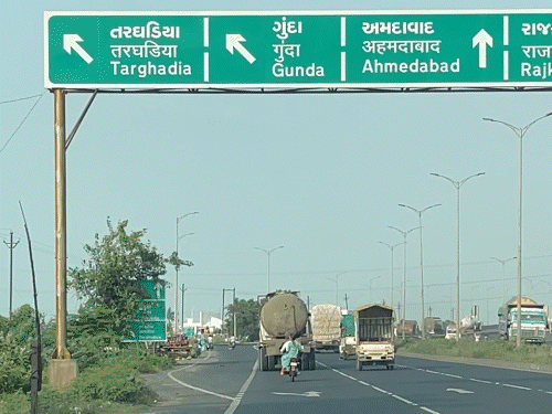 રાજકોટ-અમદાવાદ સિક્સલેન હાઇવે: 7 વર્ષે અધૂરો, રૂપાલાનો સવાલ, કામ પૂર્ણ થવાના દાવા છતાં 10% કામ બાકી.