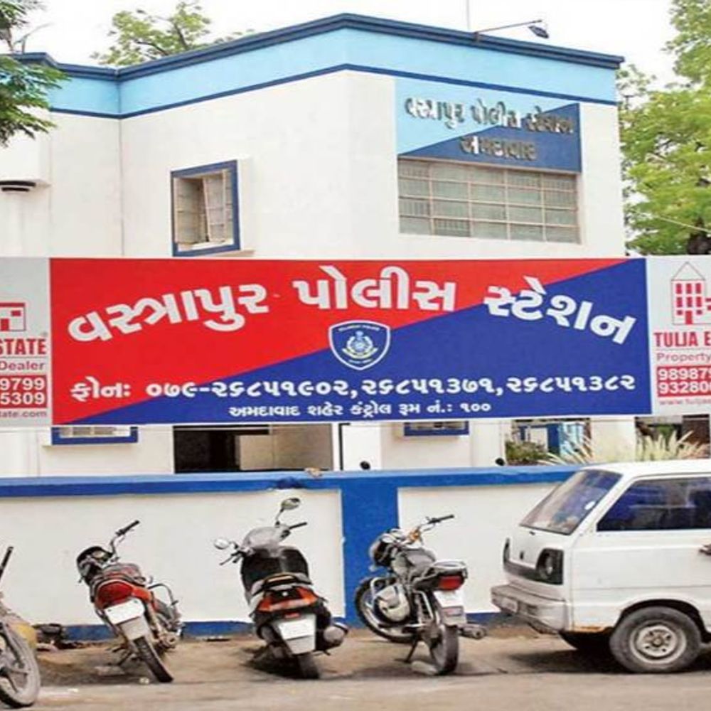 યુવતીને પ્રેમ સંબંધ માટે ધમકી અને ત્રાસ: Pride Plaza હોટલના શેફ દ્વારા ગાળો અને 50,000ની માંગણી.
