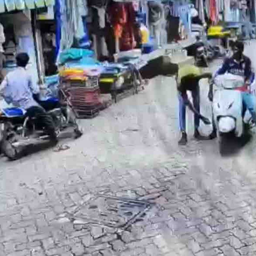 રાજુલામાં સફાઈ કામદારોની હડતાળ વચ્ચે વિવાદ: બે કર્મચારીઓએ મુખ્ય બજારમાં સડેલું માંસ ફેંક્યું, ફરિયાદ નોંધાઈ.