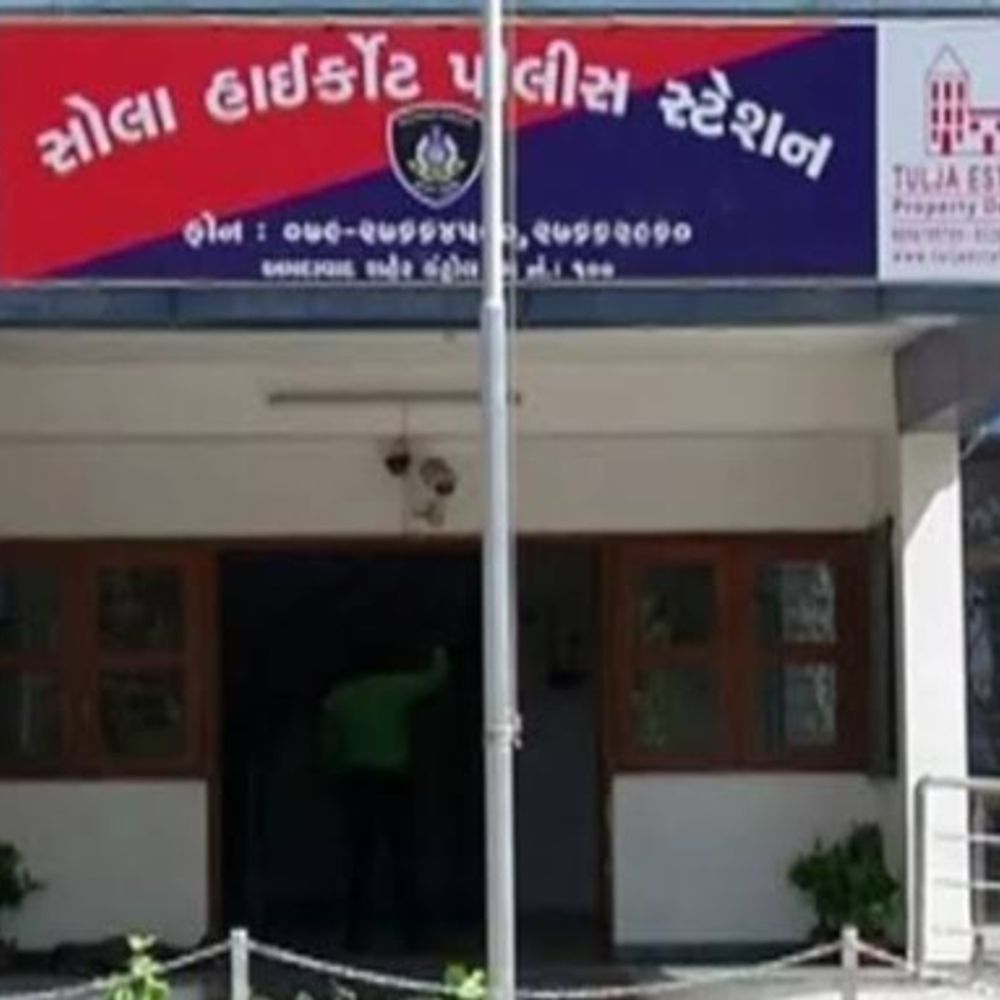 MS યુનિવર્સિટીના પ્રોફેસર વિરુદ્ધ ફરિયાદ: પૂર્વ વાઈસ ચાન્સેલરની ખોટી ડિગ્રીની માહિતી માગી, સોશિયલ મીડિયામાં અપમાનજનક શબ્દો કહ્યા.