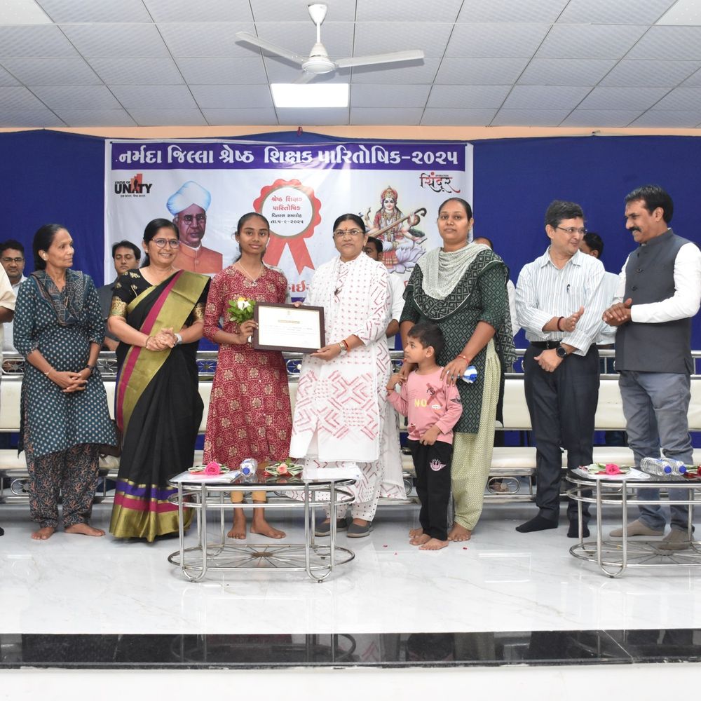 રાજપીપલામાં શિક્ષક દિવસની ઉજવણી: બે શિક્ષકોને એવોર્ડ અને નિવૃત્ત શિક્ષકોનું સન્માન.
