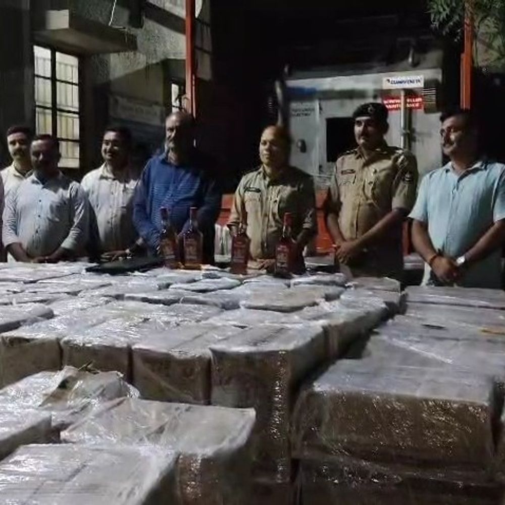 ગઢડામાં 80 લાખના દારૂ સાથે આઈસર ટ્રક ઝડપાઈ, ચાલક ફરાર; મોટી હેરાફેરી પકડાઈ.