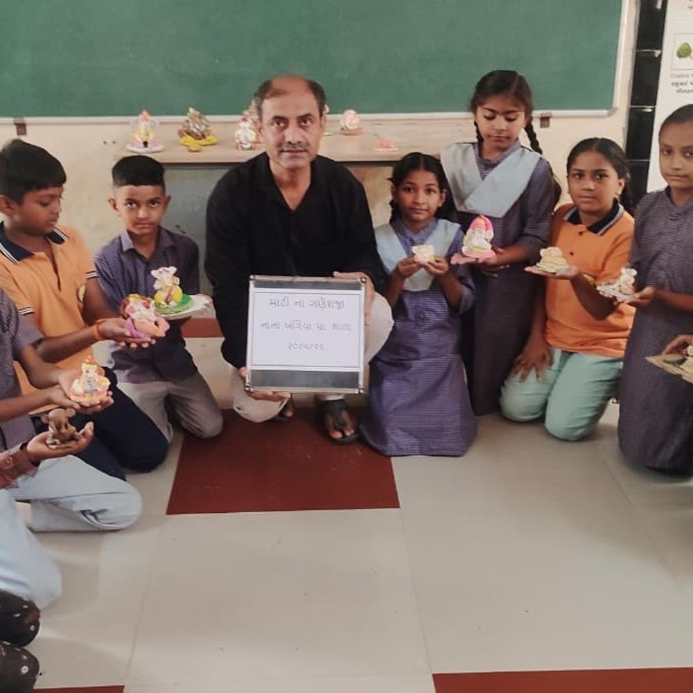 નખત્રાણાના શિક્ષકના માટીના ગણેશ અભિયાનને વર્લ્ડ બુક ઓફ રેકોર્ડ્સમાં સ્થાન મળ્યું.