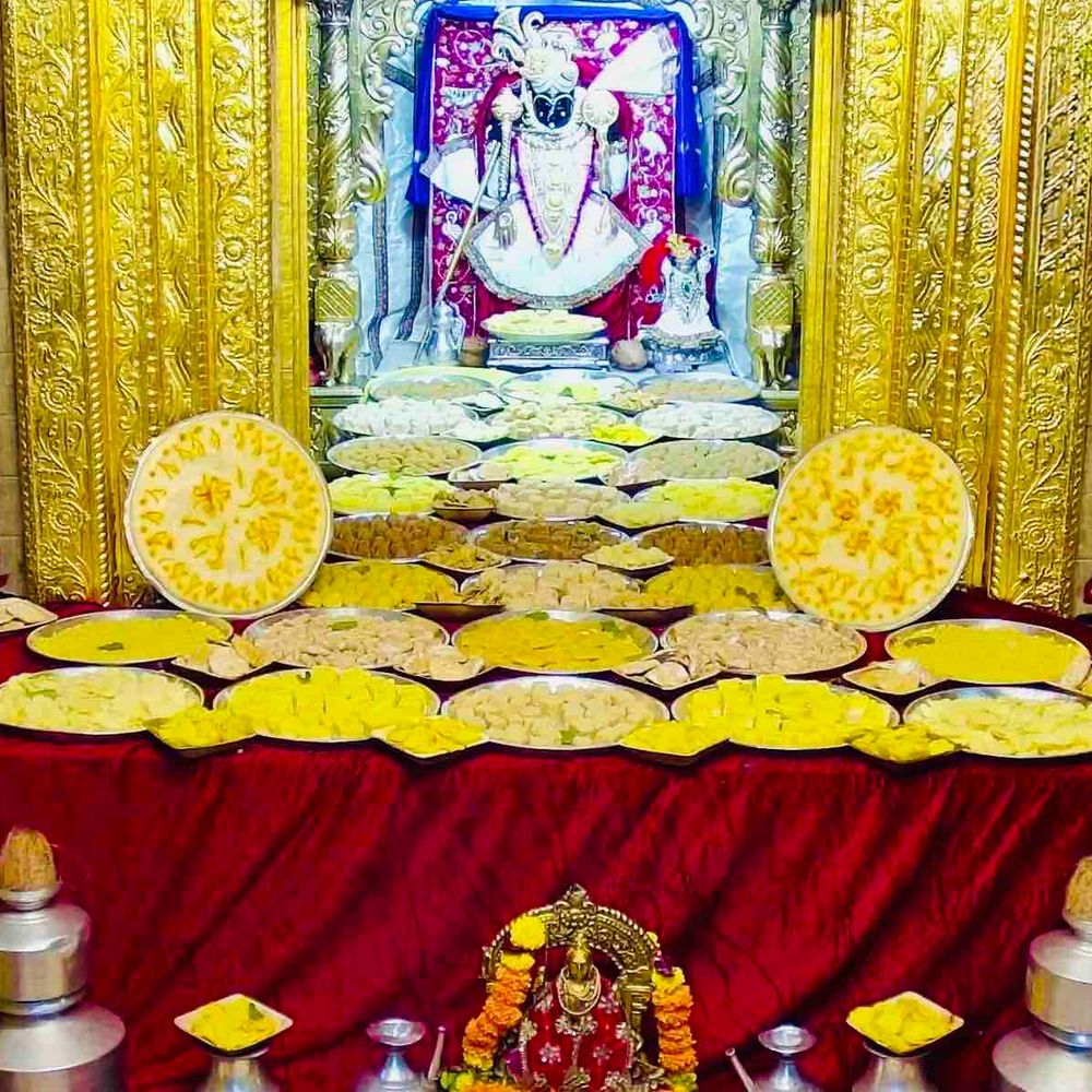 દ્વારકાધીશ મંદિરમાં કુંડલા ભોગ મનોરથ: શ્વેત વાઘા અને રત્નાલંકાર સાથે ઠાકોરજીના દિવ્ય દર્શન થયા, હજારો ભાવિકો ઉમટ્યા.
