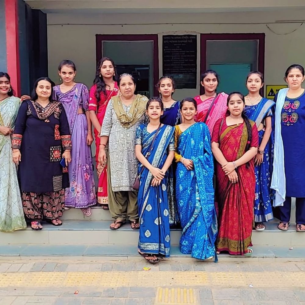 લાખવડ શાળામાં વિદ્યાર્થીઓ શિક્ષક બન્યા: ધોરણ 5-8ના બાળકોએ આઠ તાસ સુધી TEACHERની ભૂમિકા ભજવી.