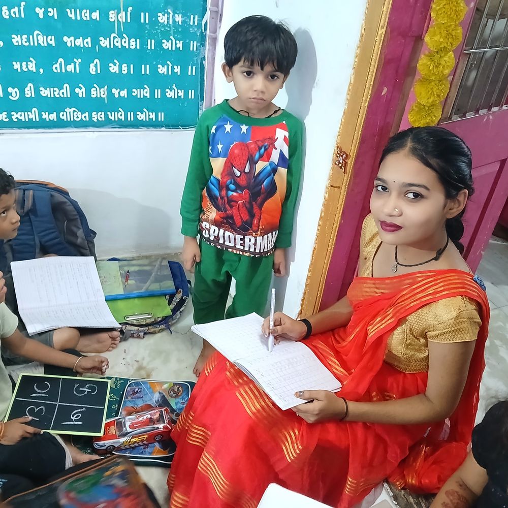 ગોધરામાં સદભાવના મિશન ક્લાસમાં શિક્ષક દિવસની અનોખી ઉજવણી: વિદ્યાર્થીઓએ શિક્ષક બની અનુભવ કર્યો, 15 વર્ષથી મુસ્લિમ શિક્ષક મફત શિક્ષણ આપે છે.