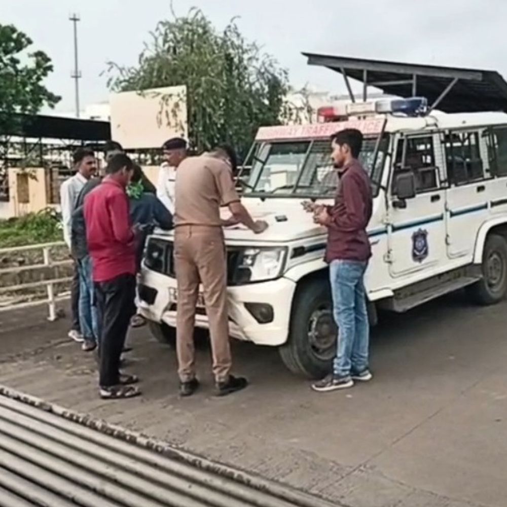 અરવલ્લી જિલ્લા સેવાસદન બહાર ટ્રાફિક પોલીસની કાર્યવાહી: હેલ્મેટ-સીટબેલ્ટ વગરના સરકારી કર્મચારીઓ દંડાયા.
