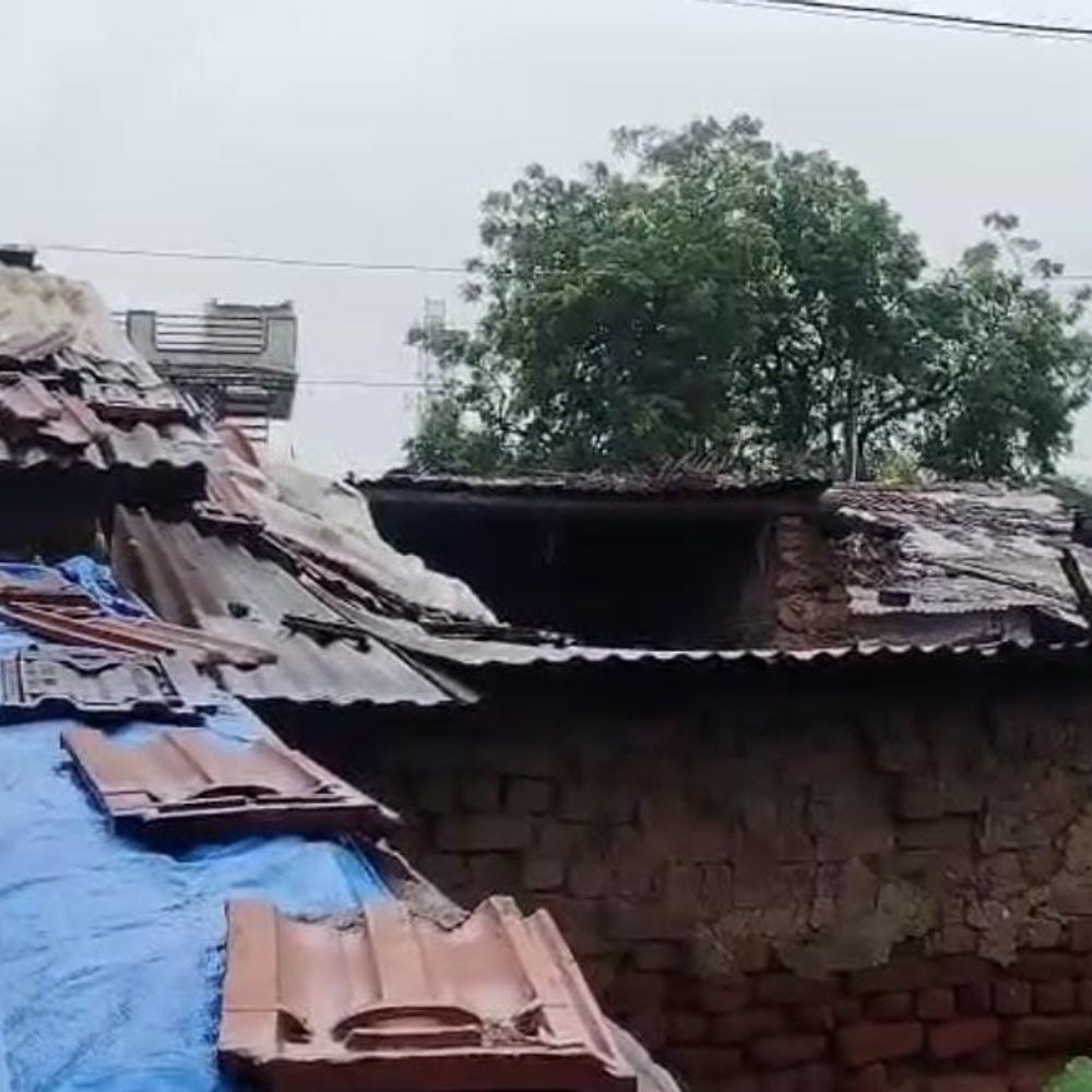 આમોદમાં વરસાદી તાંડવ: નવીનગરીમાં મકાન ધરાશાયી, દિવાલો તૂટી; ગરીબ પરિવારો જોખમમાં.