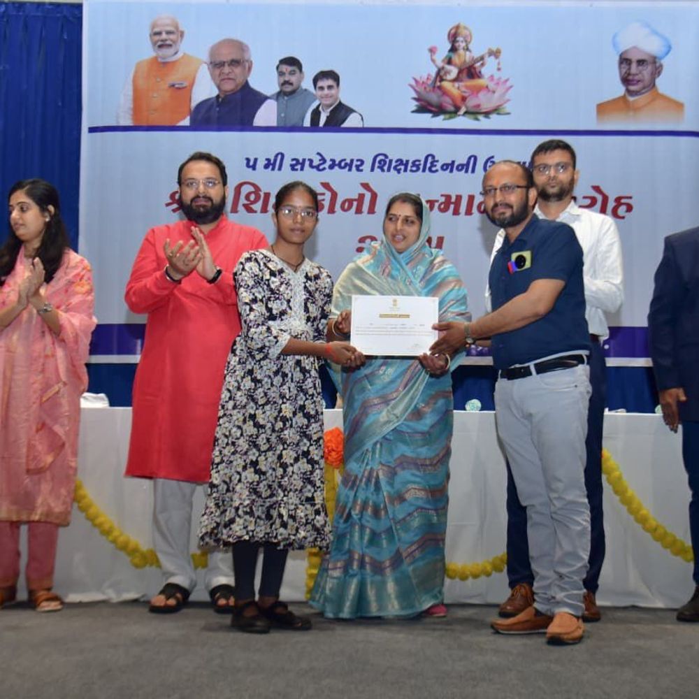 વડોદરામાં શિક્ષક દિન નિમિત્તે શ્રેષ્ઠ શિક્ષક એવોર્ડ સમારોહ યોજાયો, જેમાં ઉત્કૃષ્ટ કામગીરી કરનાર શિક્ષકોને સન્માનિત કરવામાં આવ્યા.