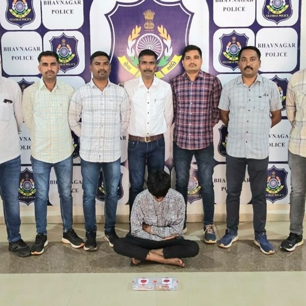 ભાવનગર LCBએ ઘોઘા રોડ પર થયેલી ઘરફોડ ચોરીનો ભેદ ઉકેલી, 5 લાખથી વધુના દાગીના સાથે એક આરોપીને પકડ્યો.