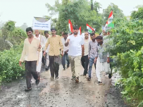 ખરાબ રસ્તા સામે AAP MLAની પદયાત્રા: મામલતદાર કચેરીને તાળાબંધી કરશે, અધિકારીનું મોઢું કાળું કરવાની ચીમકી.