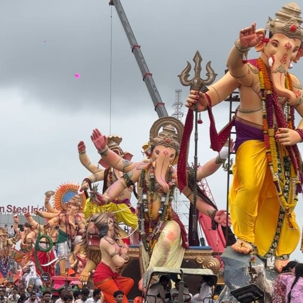 હજીરા દરિયા કિનારે વિસર્જન યથાવત, સુરતમાં 1 લાખથી વધુ ગણેશજીની મૂર્તિઓનું વિસર્જન, હજીરા રોડ પર લાઇન.