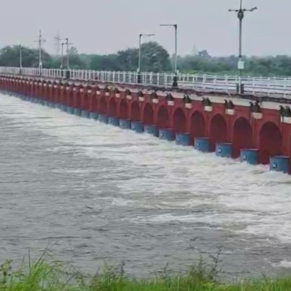 આજવા ડેમમાંથી પાણી છોડવાનું બંધ થતાં રાહત, વરસાદથી ચિંતા અને જાંબુઆ નદીમાં ફસાયેલા 2 લોકોનું રેસ્ક્યુ.