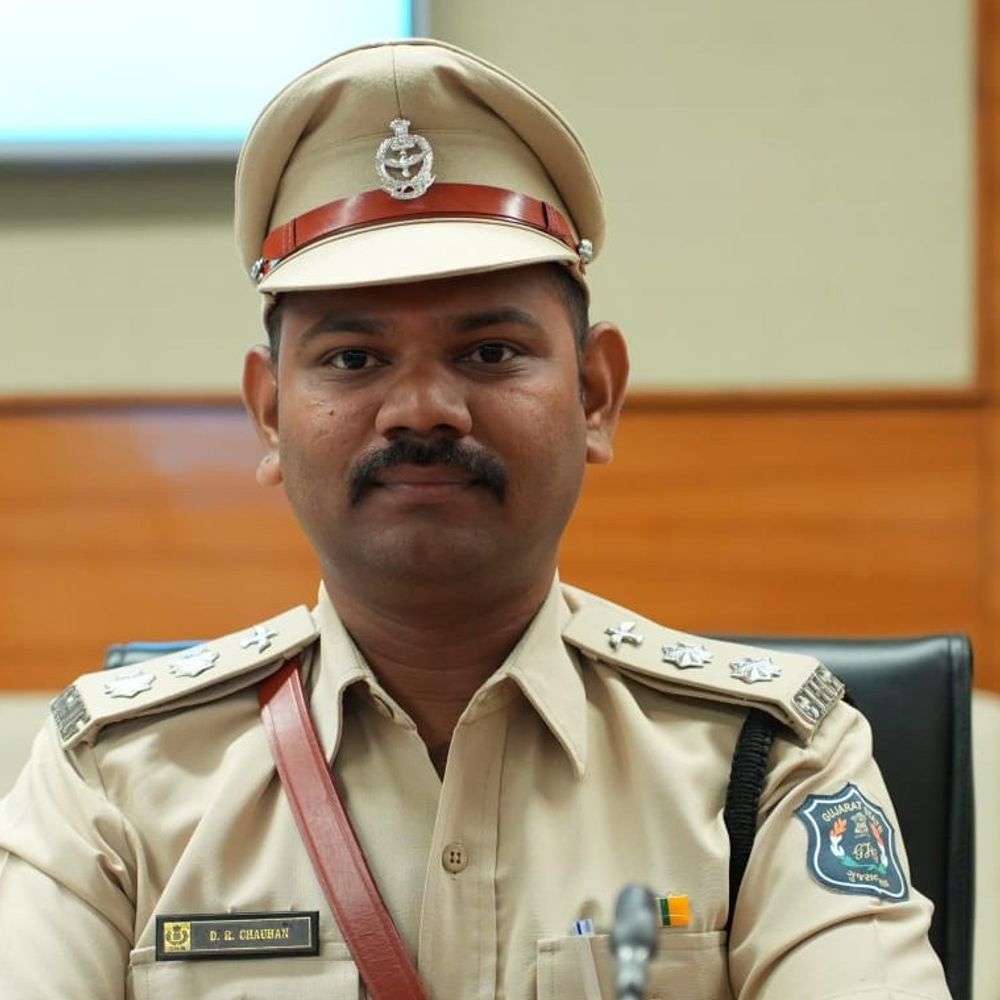 બોટાદ હોમગાર્ડ કમાન્ડર દારૂ કેસમાં સસ્પેન્ડ: દશરથ ચૌહાણની ધરપકડ બાદ યોગેશ મહેતાને ચાર્જ સોંપાયો.