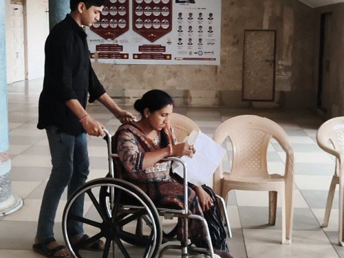 વરસાદમાં GPSC પરીક્ષા, ઘણા ઉમેદવારો ગેરહાજર; રાજકોટમાં 37 સેન્ટર પર 8054 ઉમેદવારો, સવારે 9થી એન્ટ્રી શરૂ.