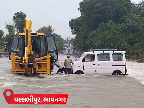 વલ્લભીપુરમાં કોઝવે પર ઈકો તણાઈ, JCBથી રેસ્ક્યૂ; હળવદમાં વોકળામાં બાઈકચાલક તણાયો. VIDEO