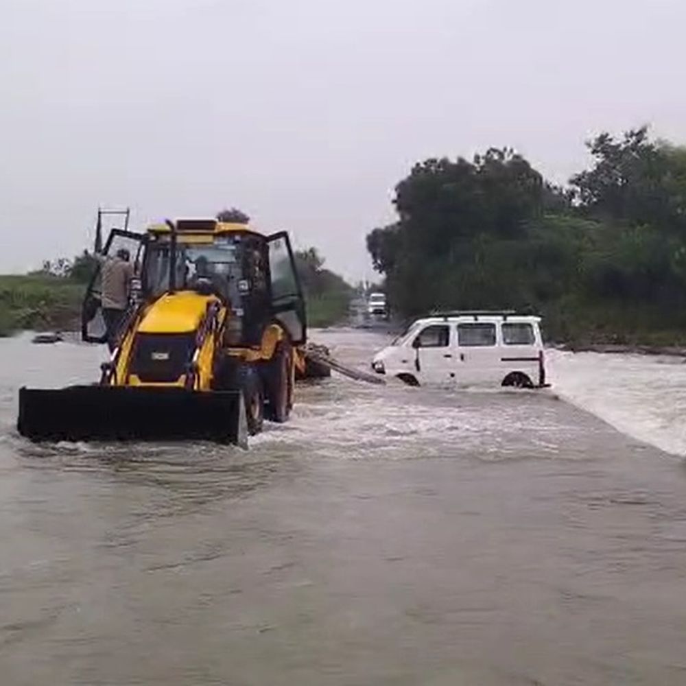 નદીમાં તણાયેલી Eco કારમાંથી બે વ્યક્તિઓનું રેસ્ક્યુ: માનવ સાંકળ બનાવીને જીવ બચાવ્યા, સ્થળ: નસીતપુર.