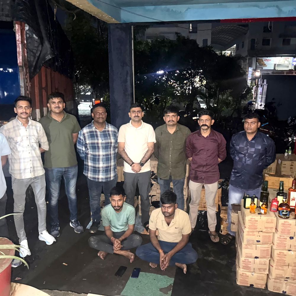 ચીખલીમાં ₹30.68 લાખનો દારૂ ઝડપાયો, 5,120 બોટલ સાથે બે આરોપી પકડાયા.